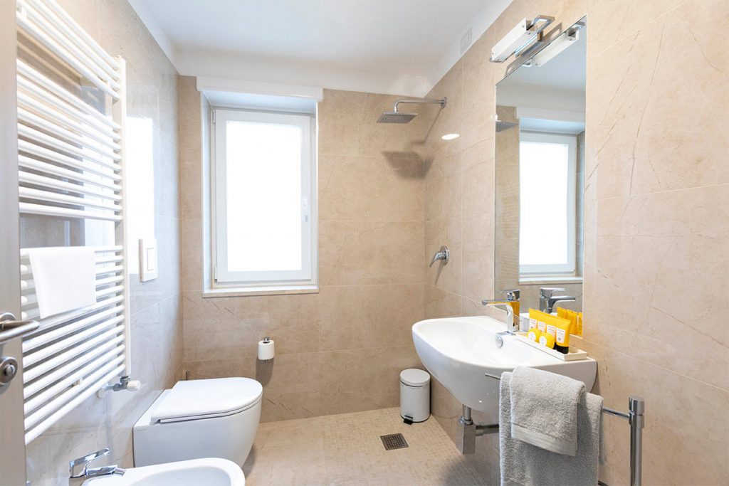 Bagno in camera della clinica privata Napoli